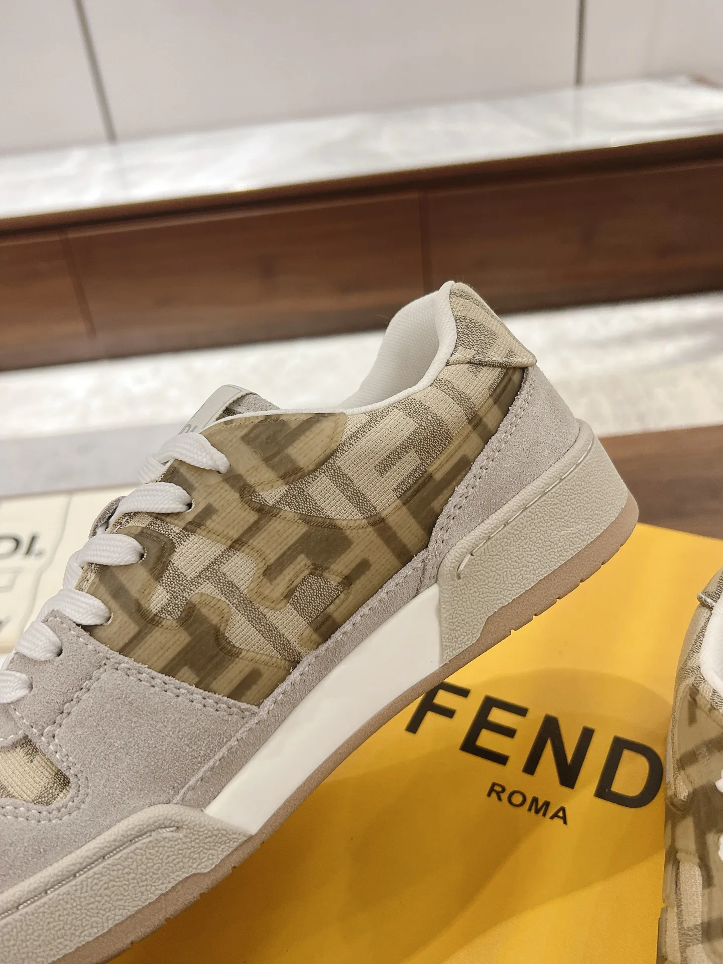 Women's Sneakers FENDI 18219610