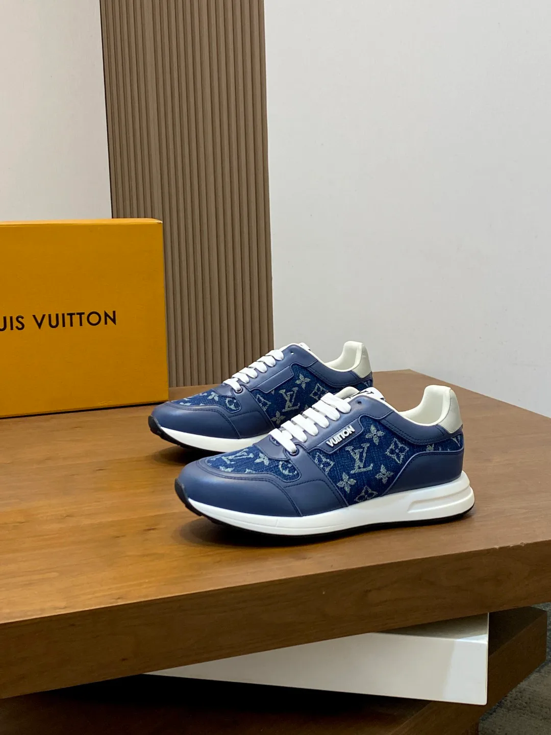 Men's Sneakers LOUIS VUITTON 18274588