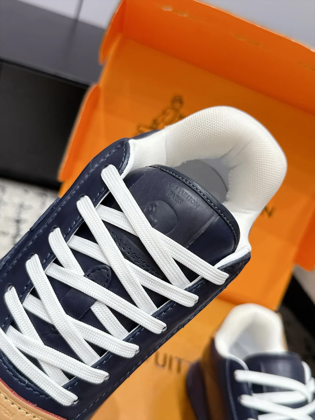 Women's Sneakers LOUIS VUITTON 18406487
