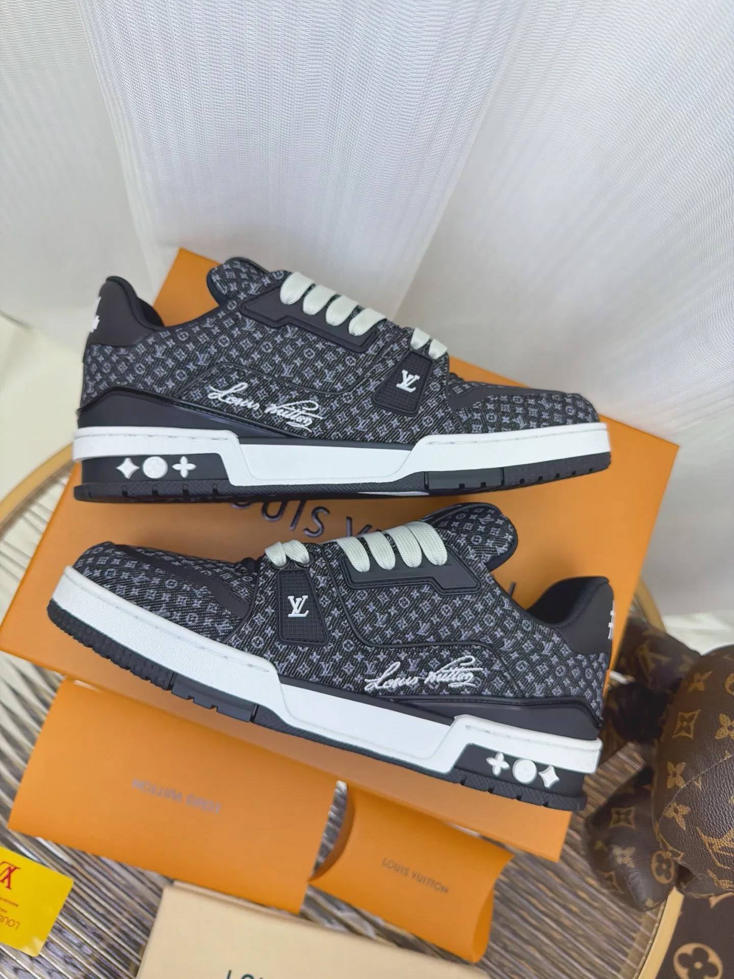 Women's Sneakers LOUIS VUITTON 18234386