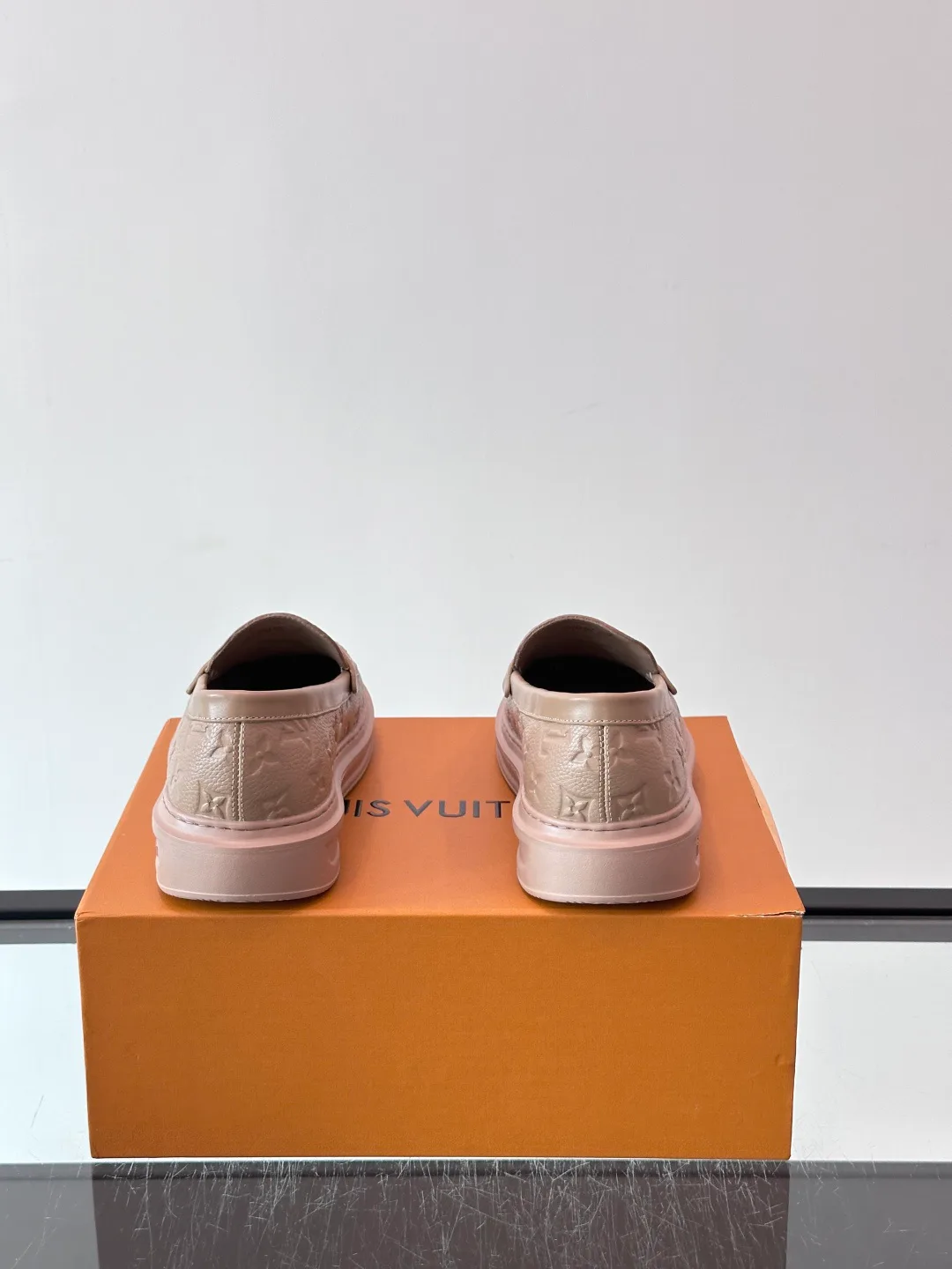 Men's Loafers And Dress Shoes LOUIS VUITTON 18400585