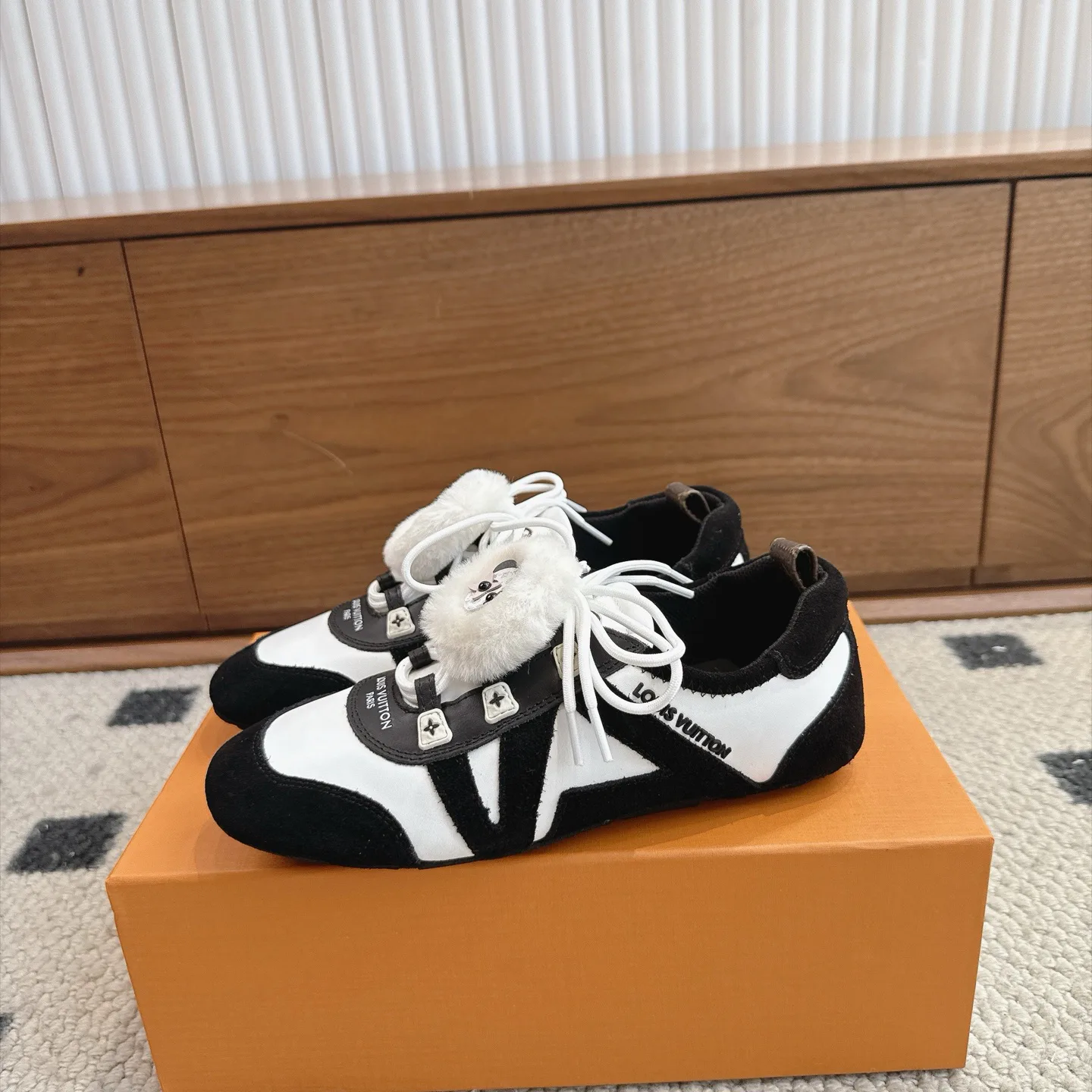 Women's Sneakers LOUIS VUITTON 18025436