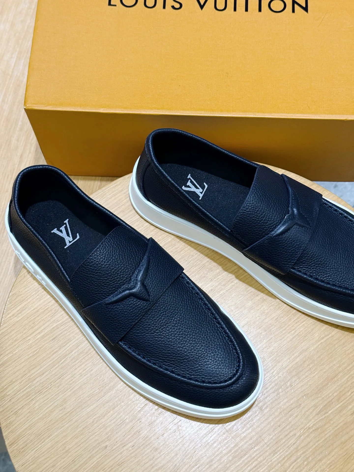 Women's Loafers And Moccasins LOUIS VUITTON 17941012