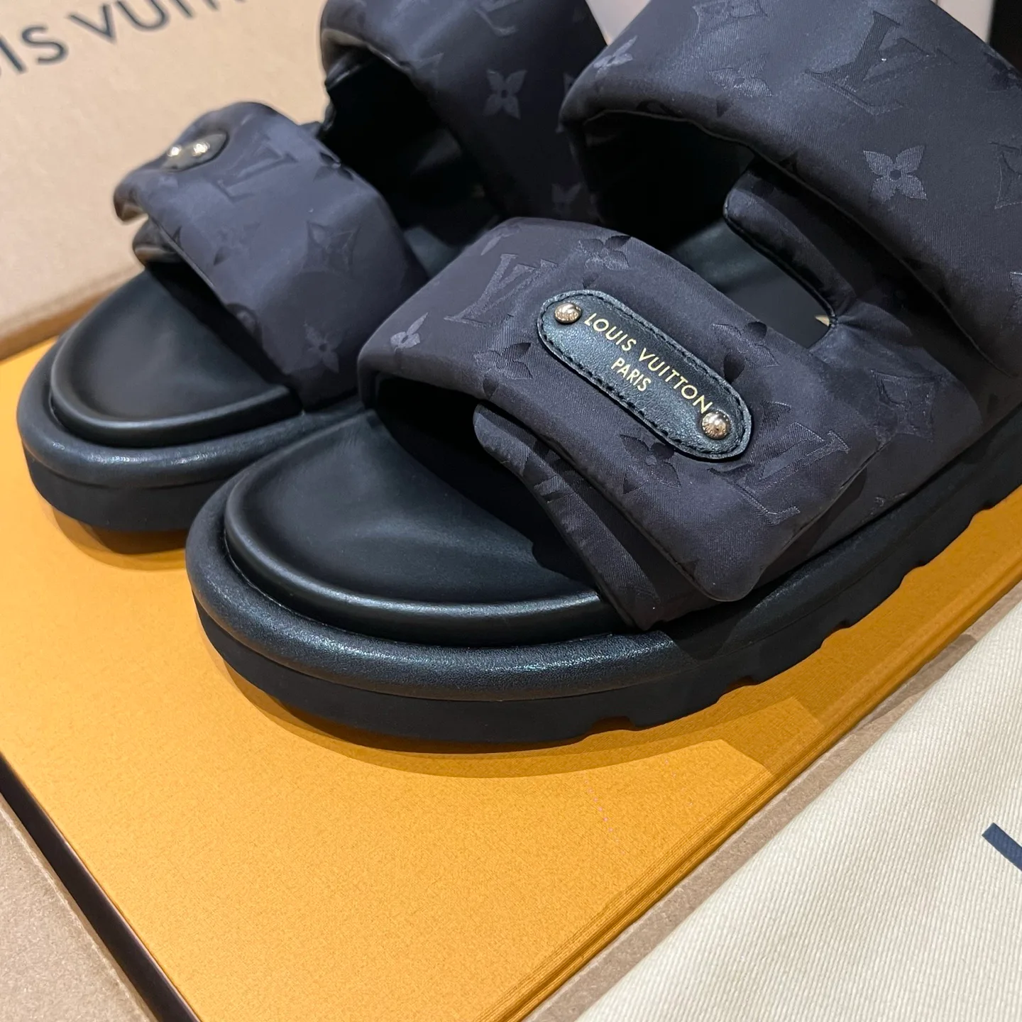 Women's Flip-Flops LOUIS VUITTON 17608439
