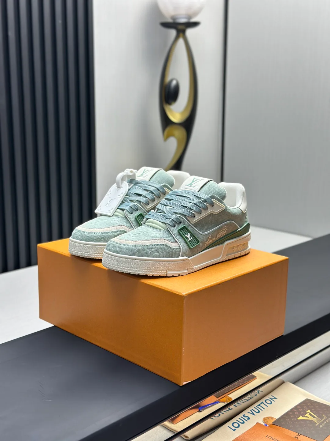 Women's Sneakers LOUIS VUITTON 18011604