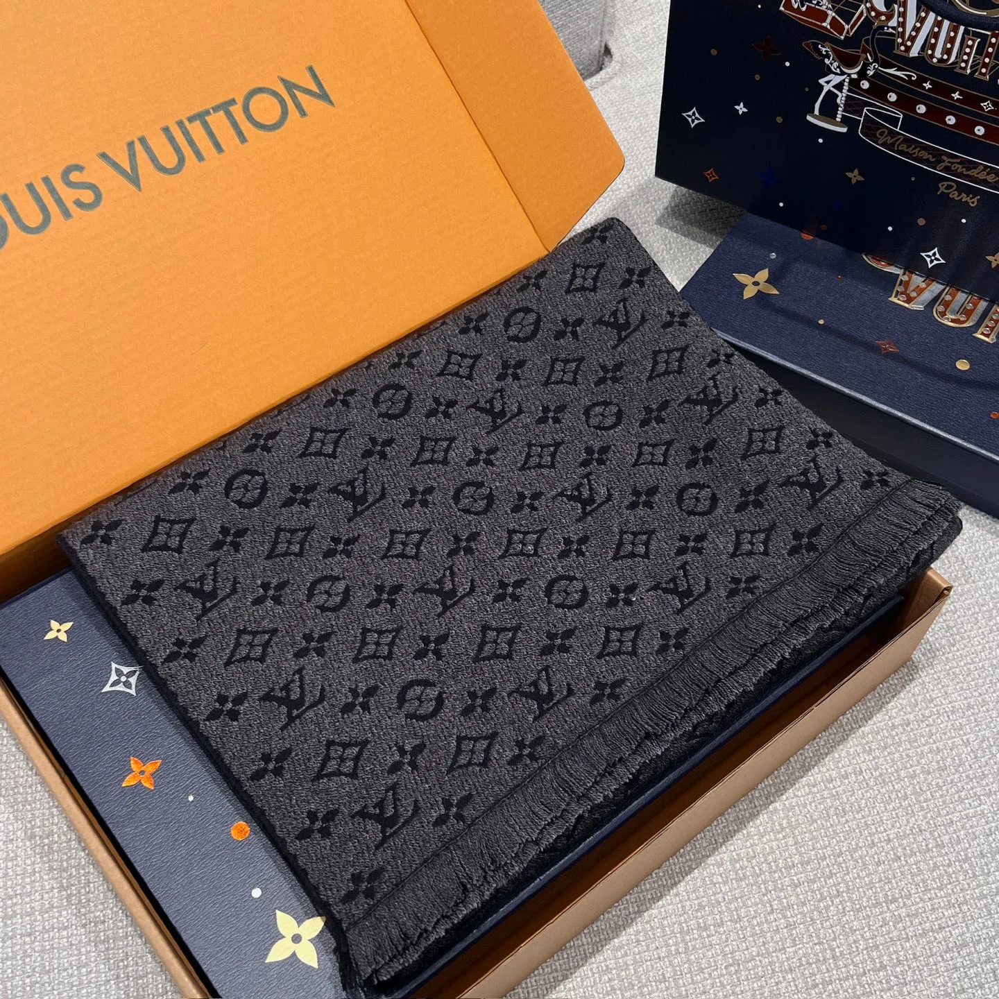 Scarves LOUIS VUITTON 18210463