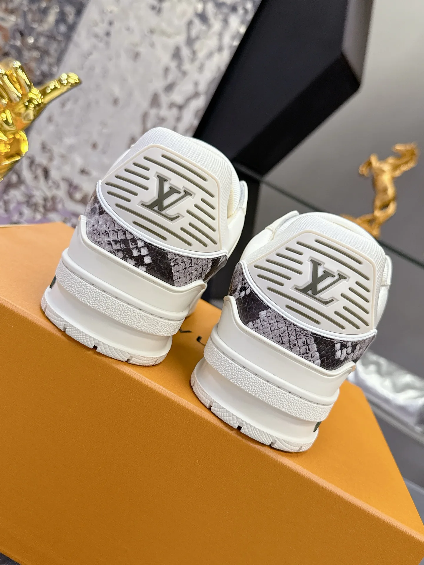 Men's Sneakers LOUIS VUITTON 17530407