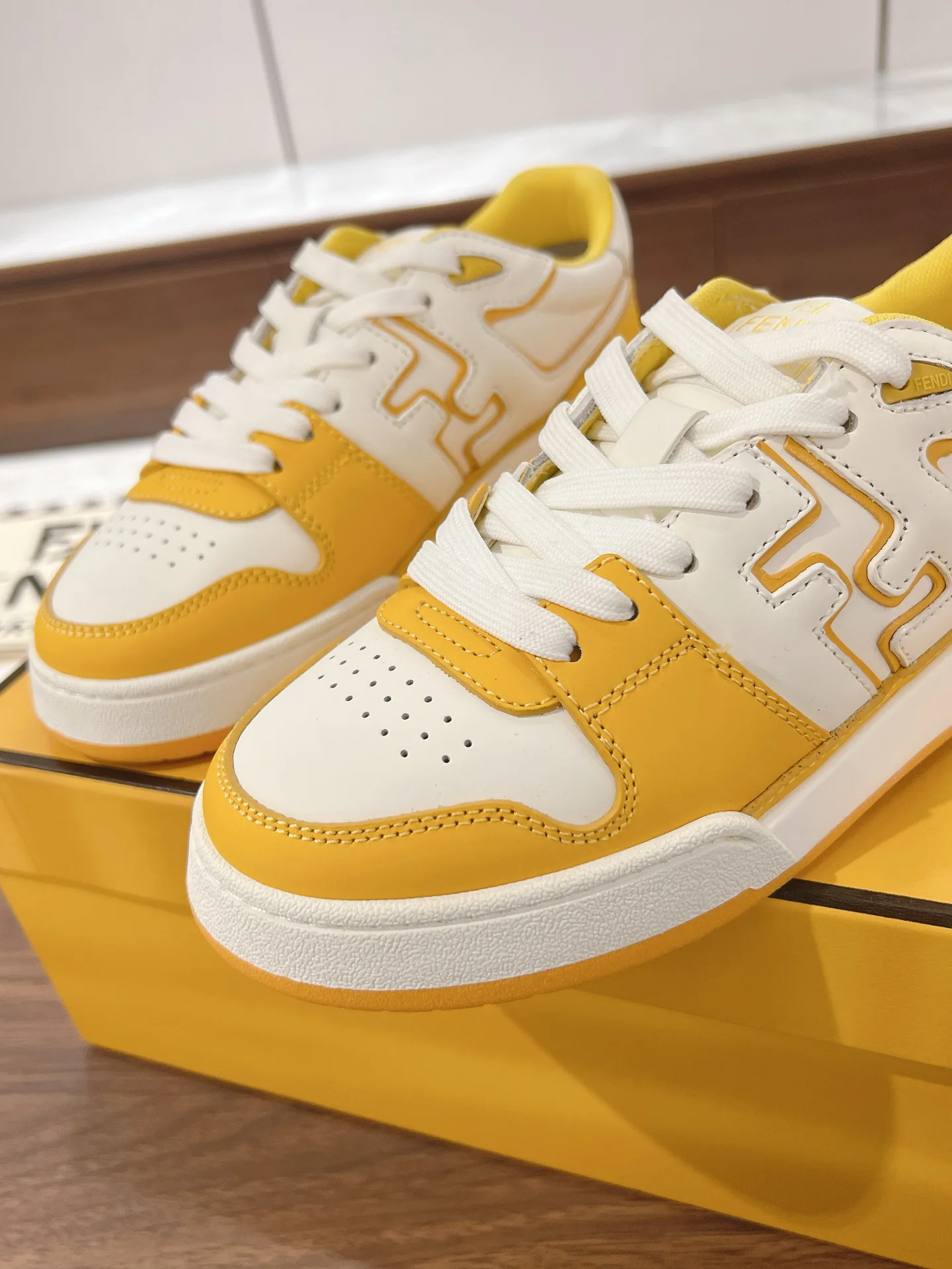 Women's Sneakers FENDI 18219545