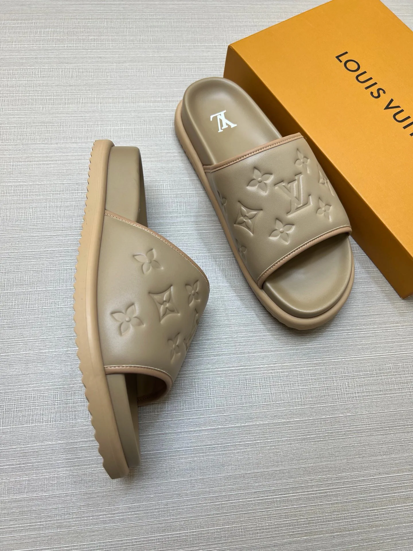 Women's Flip-Flops LOUIS VUITTON 18011806