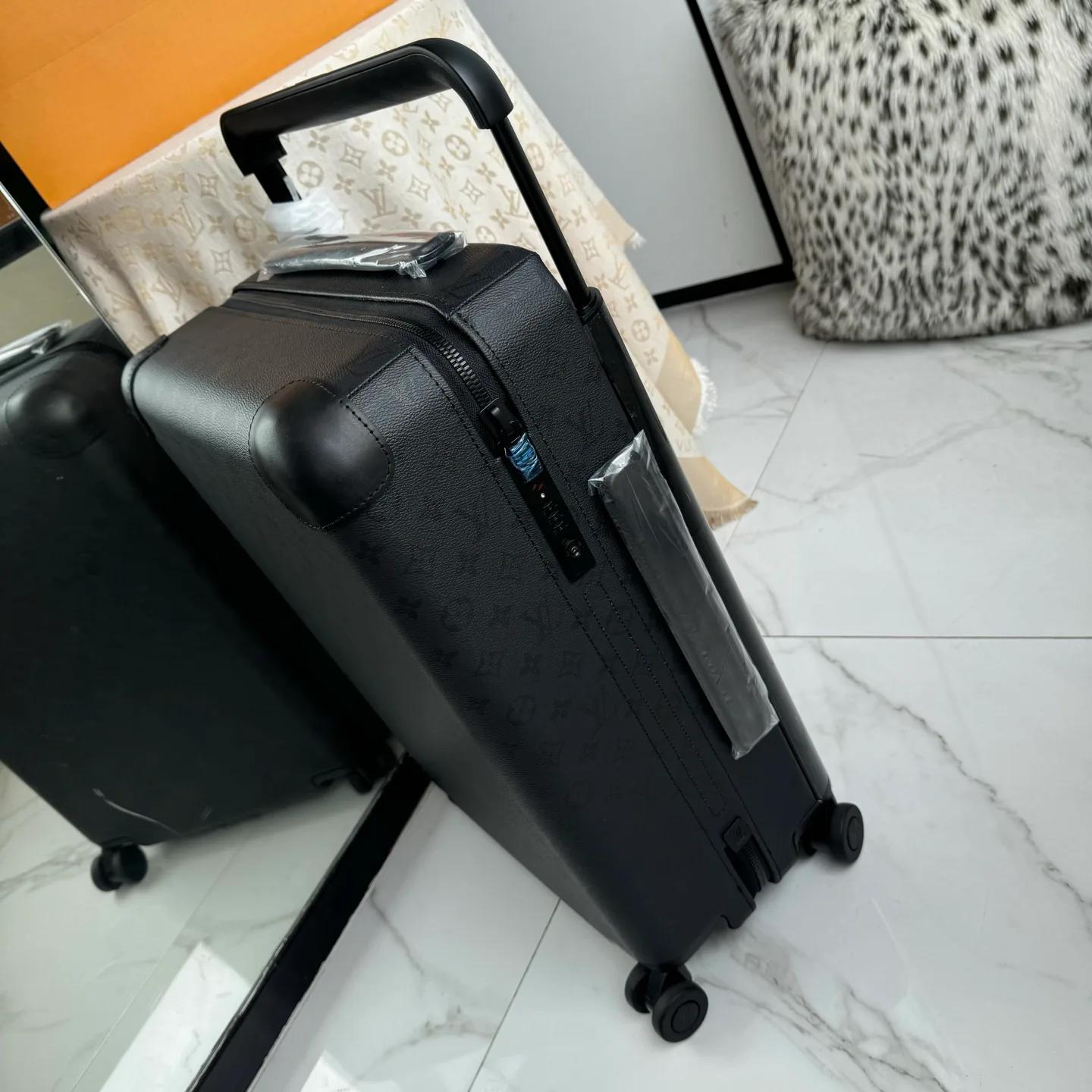 Suitcases LOUIS VUITTON 17801471