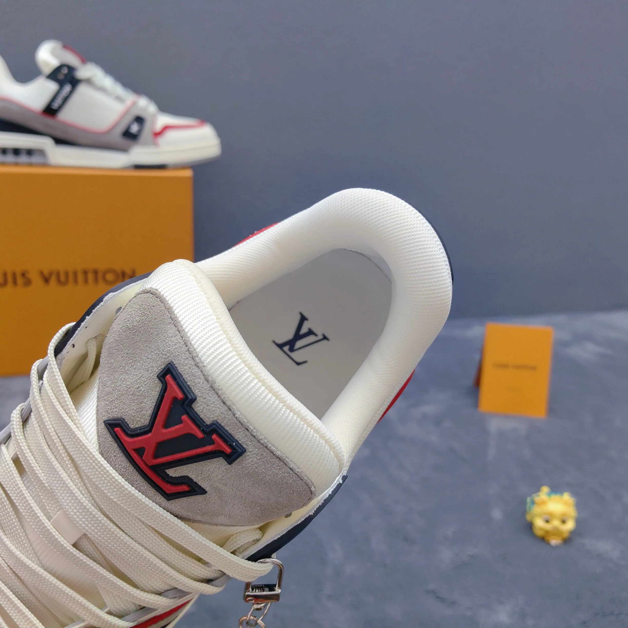 Women's Sneakers LOUIS VUITTON 17957138