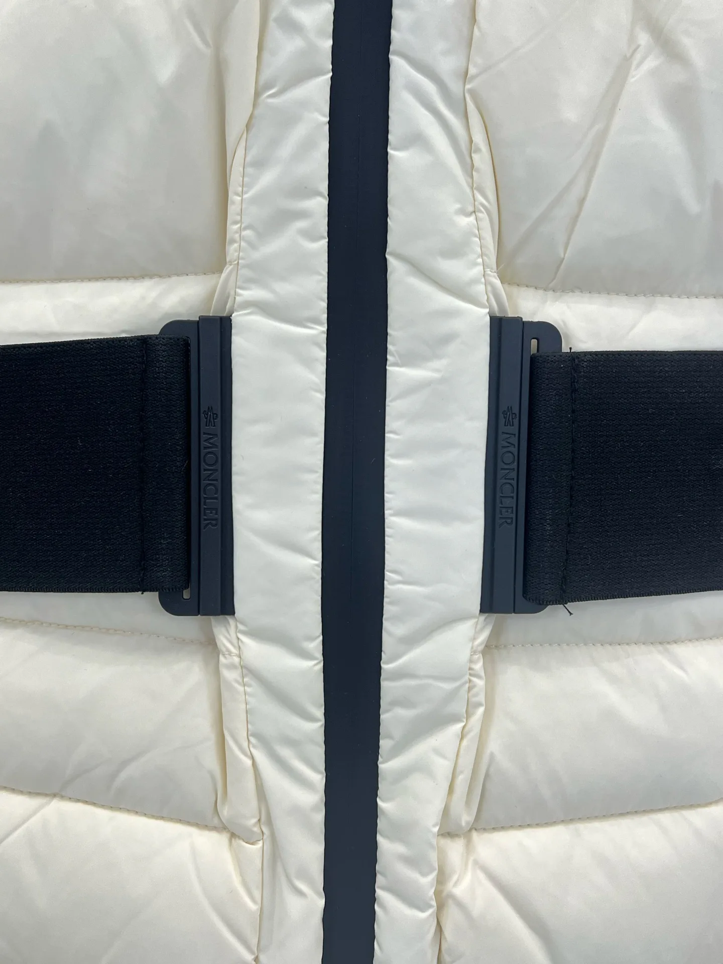 Women's Jackets And Down Jackets MONCLER 18302919