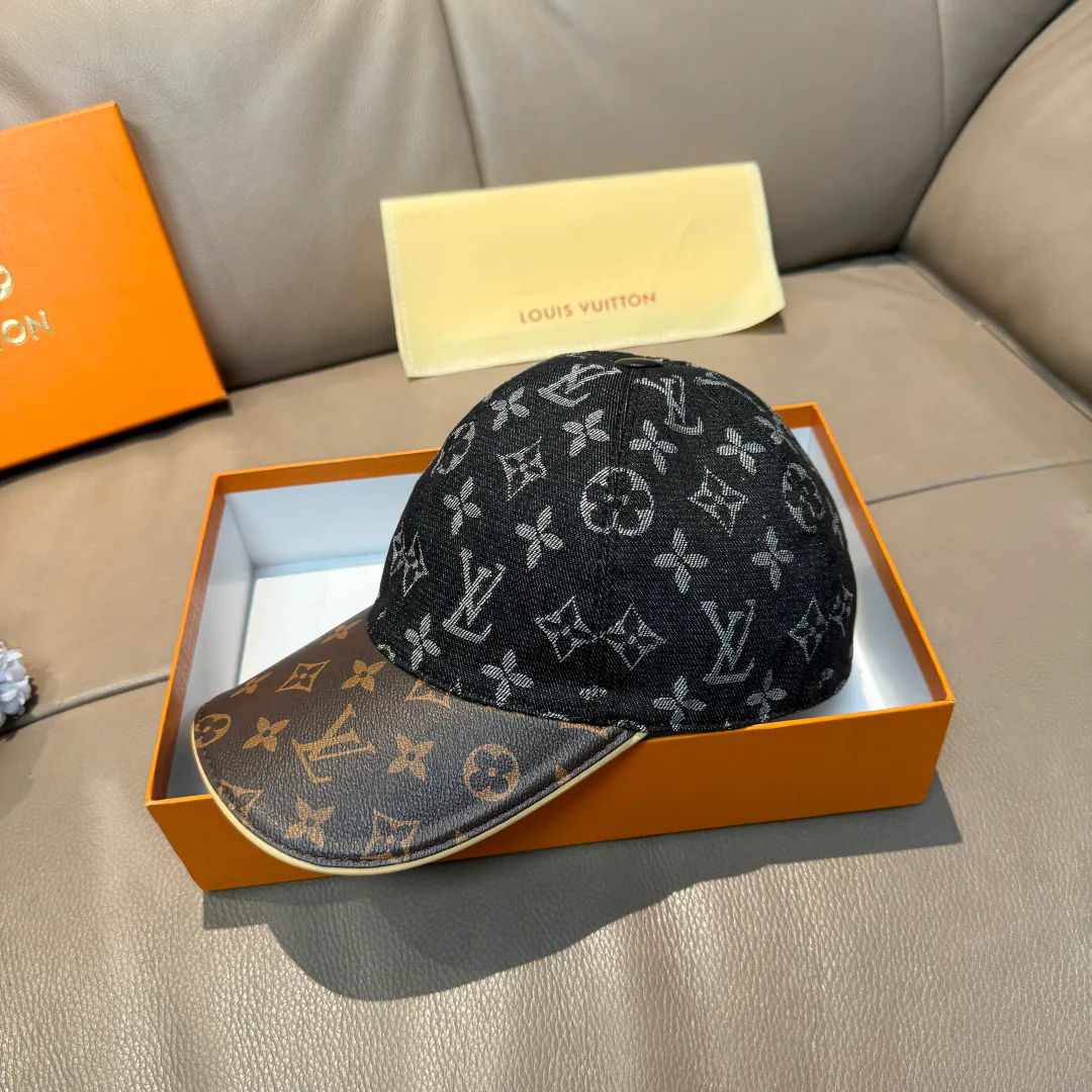 Hats LOUIS VUITTON 18347057
