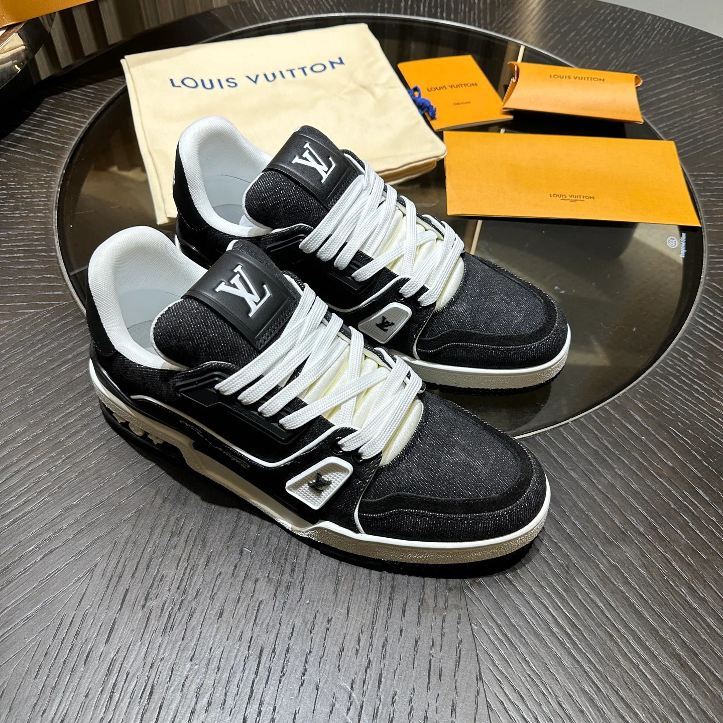 Women's Sneakers LOUIS VUITTON 18192027