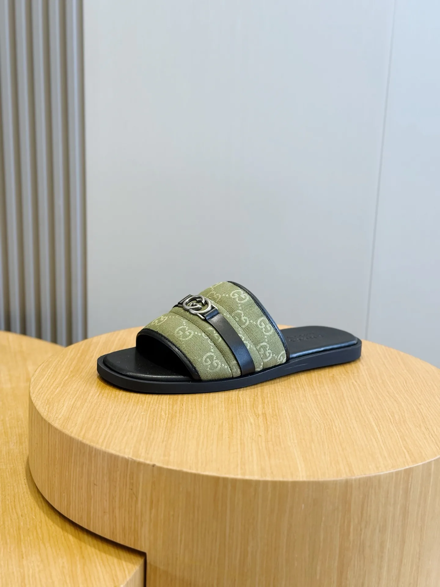 Men's Flip-Flops GUCCI 17349632