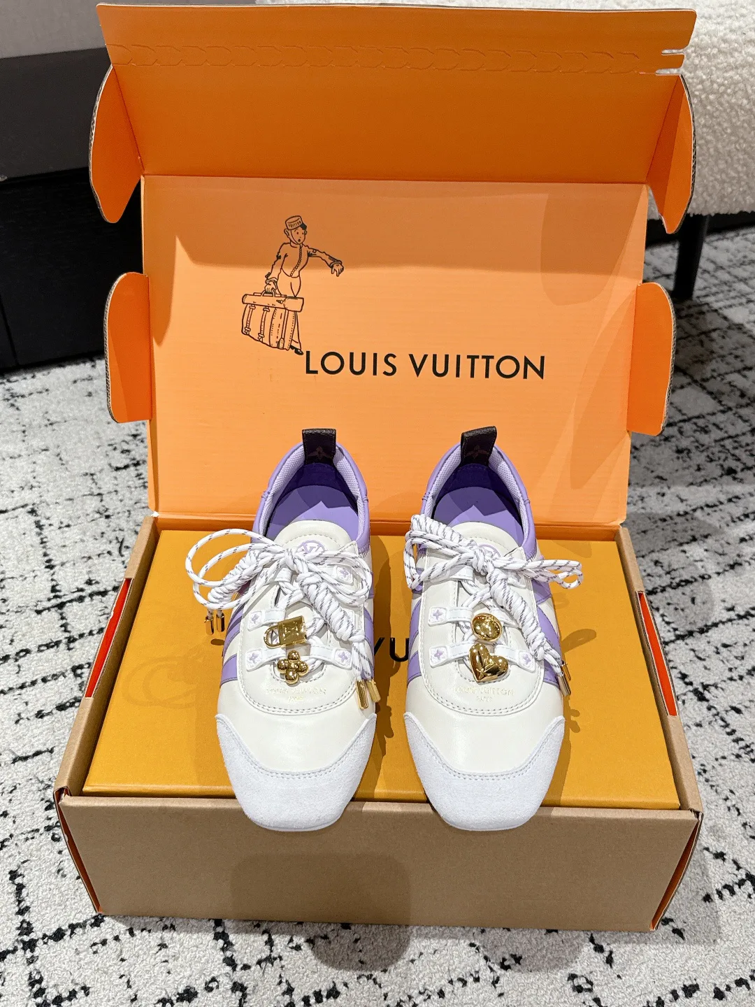 Women's Sneakers LOUIS VUITTON 18409719