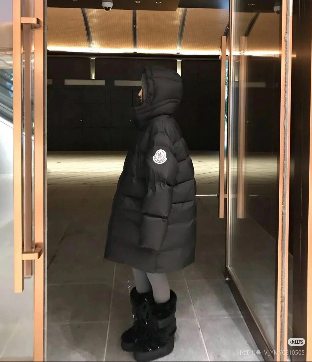 Women's Jackets And Down Jackets MONCLER 18044441