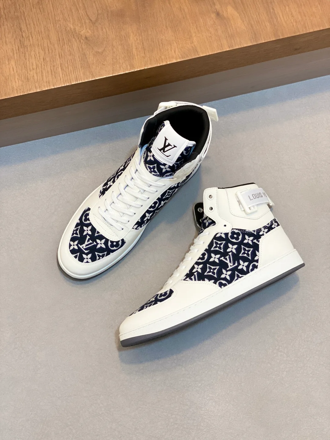 Men's Sneakers LOUIS VUITTON 18399952