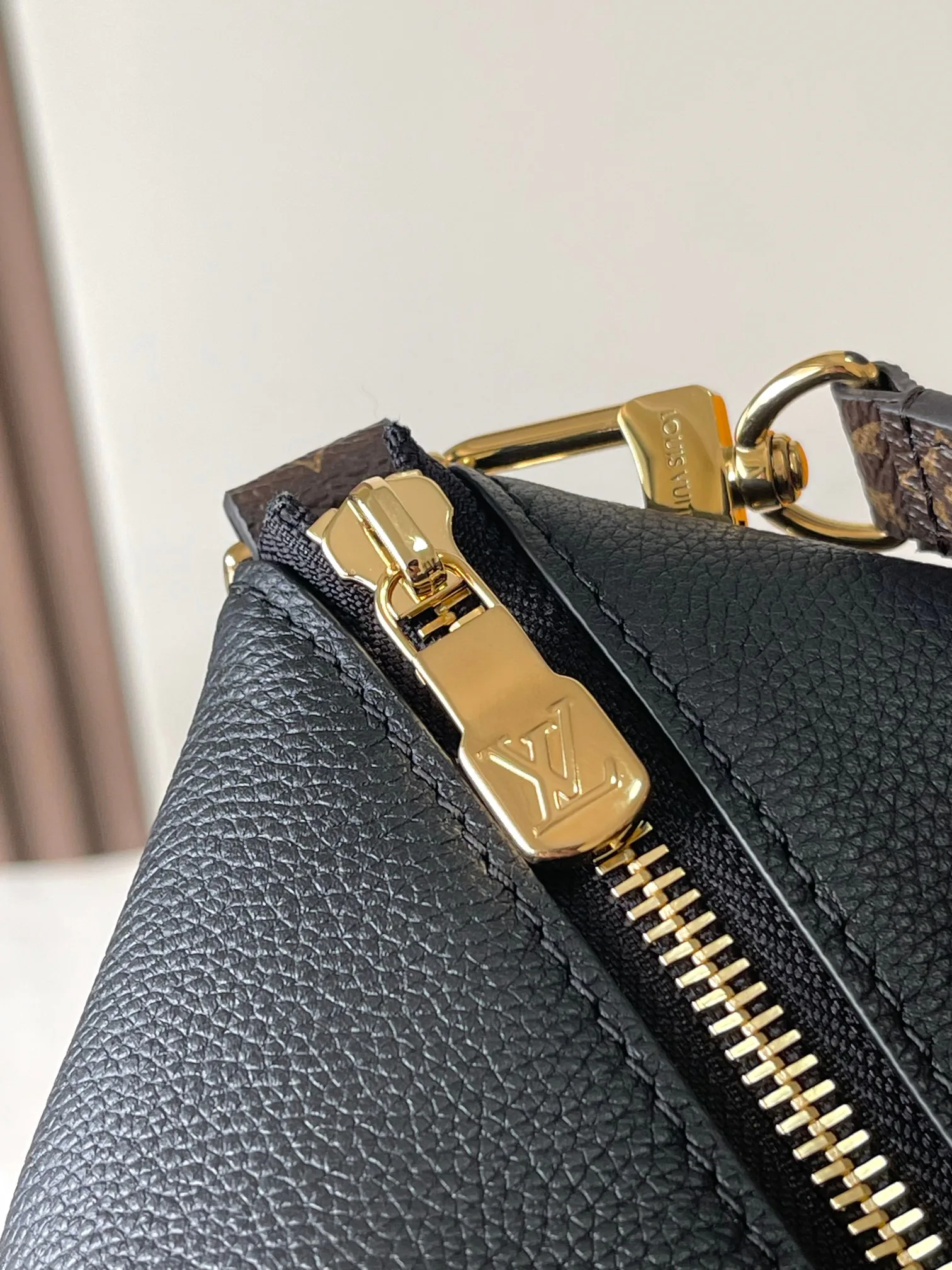 Women's Classic Handbags LOUIS VUITTON 18521046