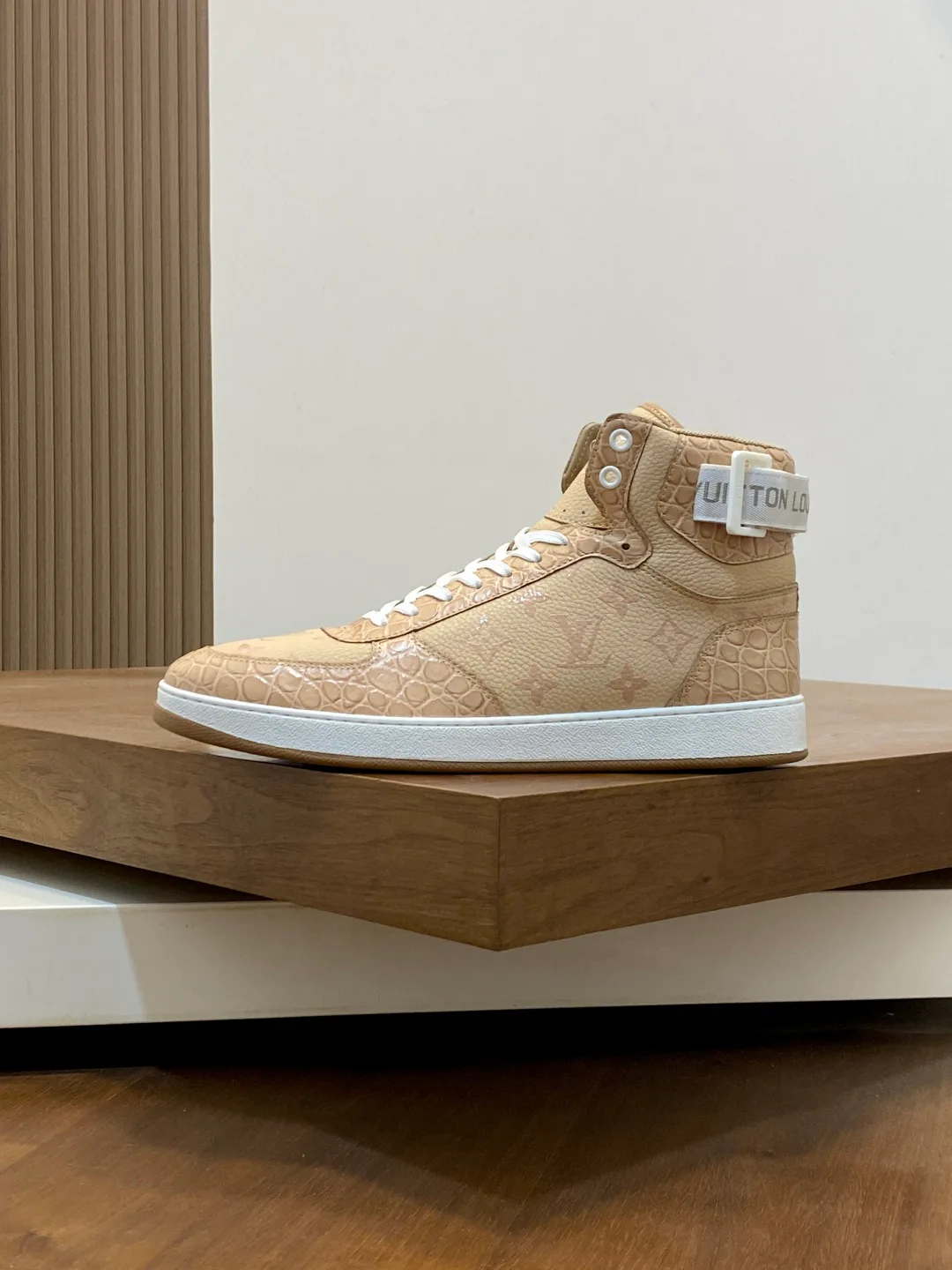 Men's Sneakers LOUIS VUITTON 18265103