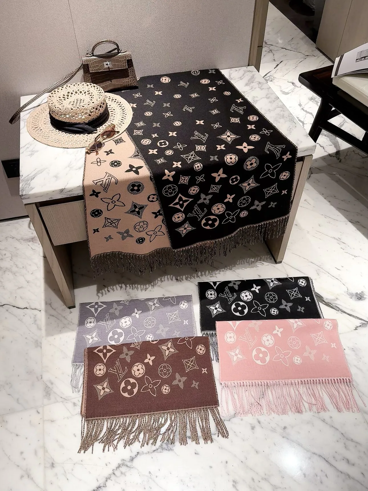 Scarves LOUIS VUITTON 18377550