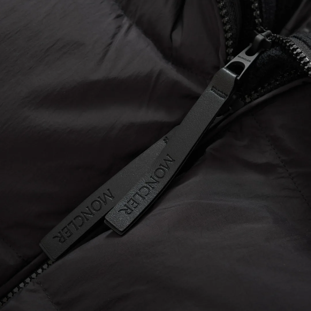 Women's Jackets And Down Jackets MONCLER 17964857