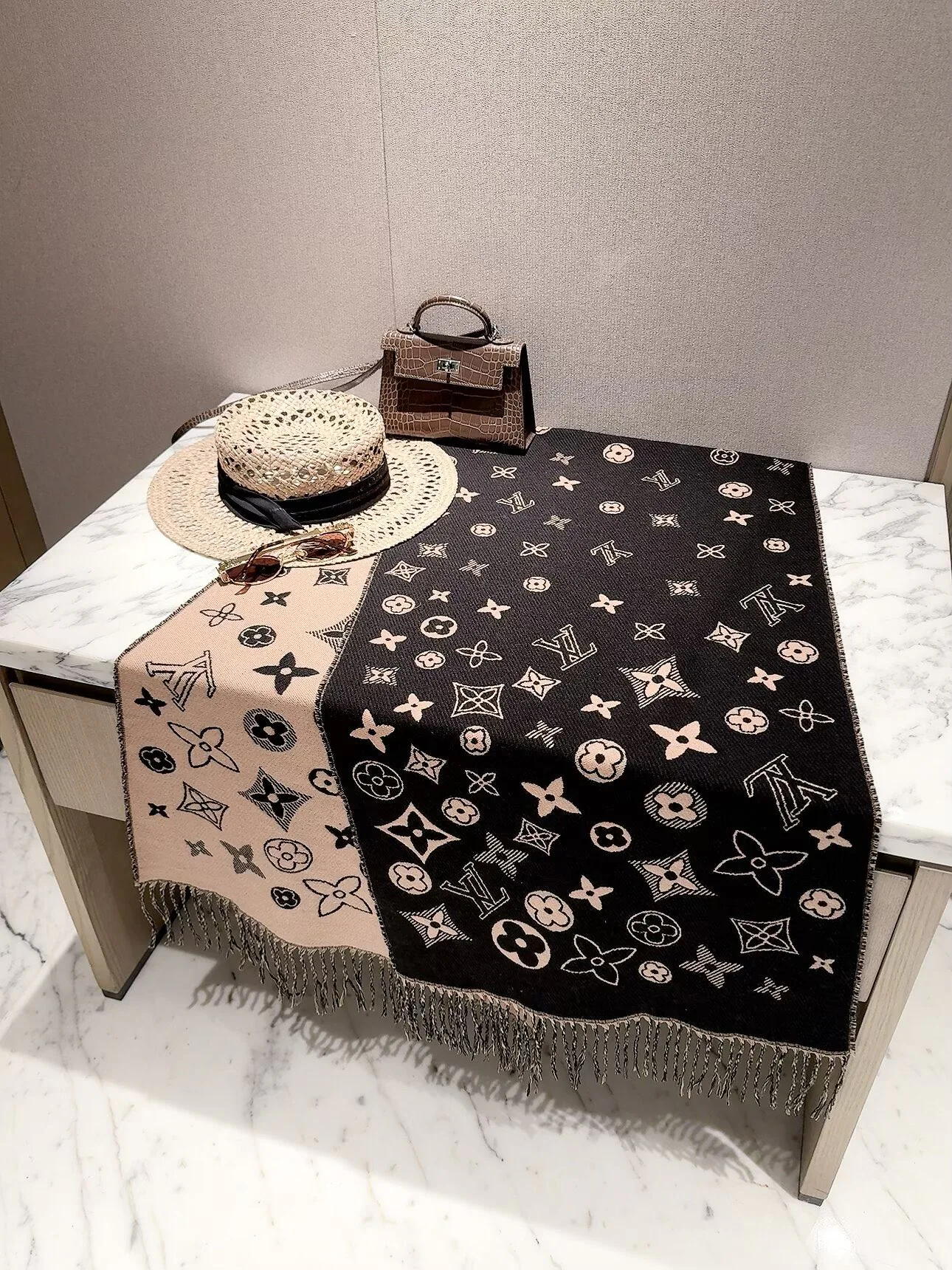 Scarves LOUIS VUITTON 18377550