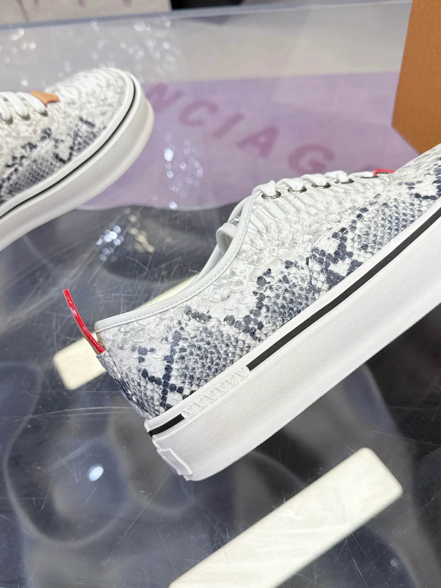 Men's Sneakers LOUIS VUITTON 17930911