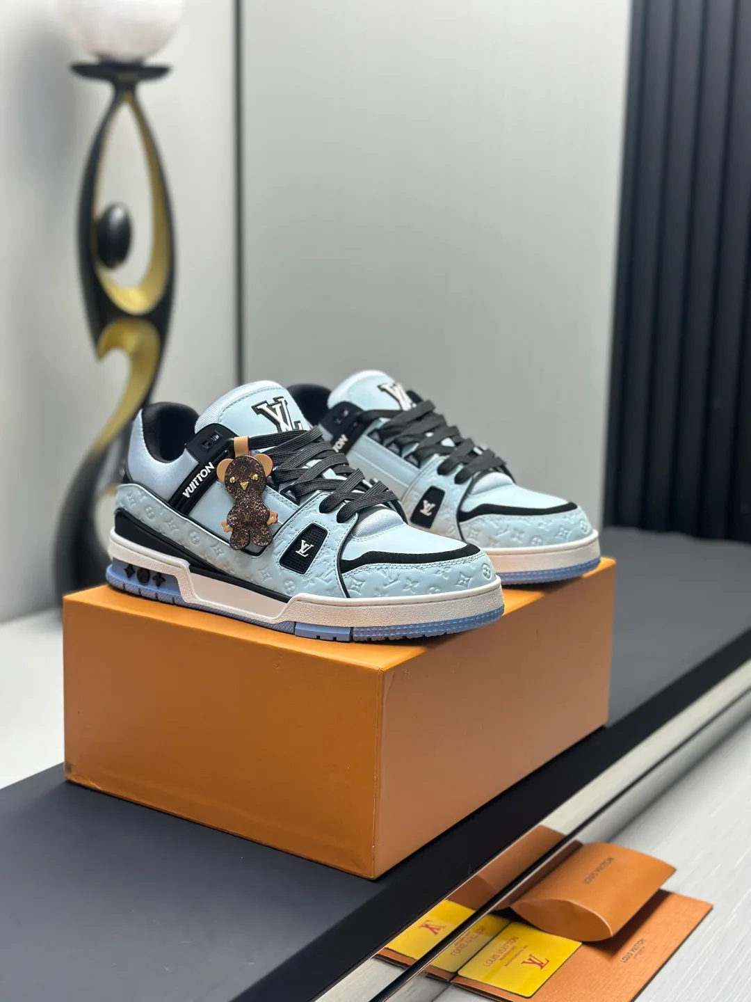 Women's Sneakers LOUIS VUITTON 18011574