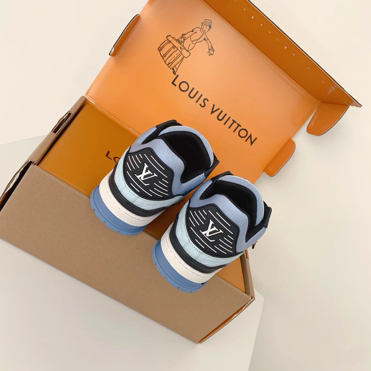 Women's Sneakers LOUIS VUITTON 18258380