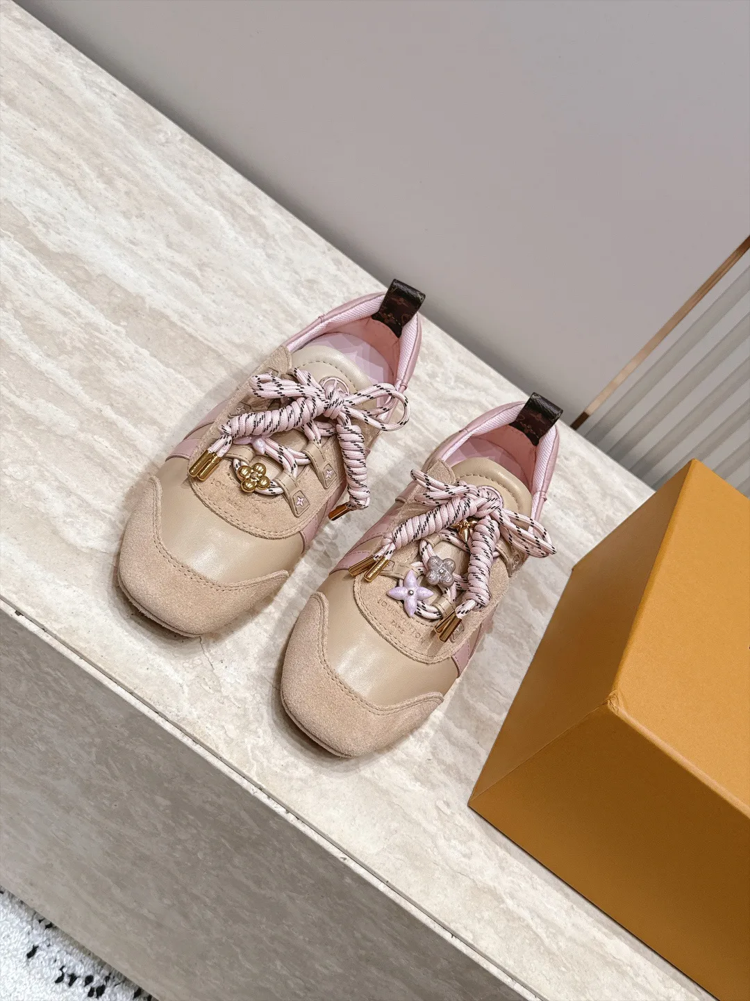 Women's Sneakers LOUIS VUITTON 18091985