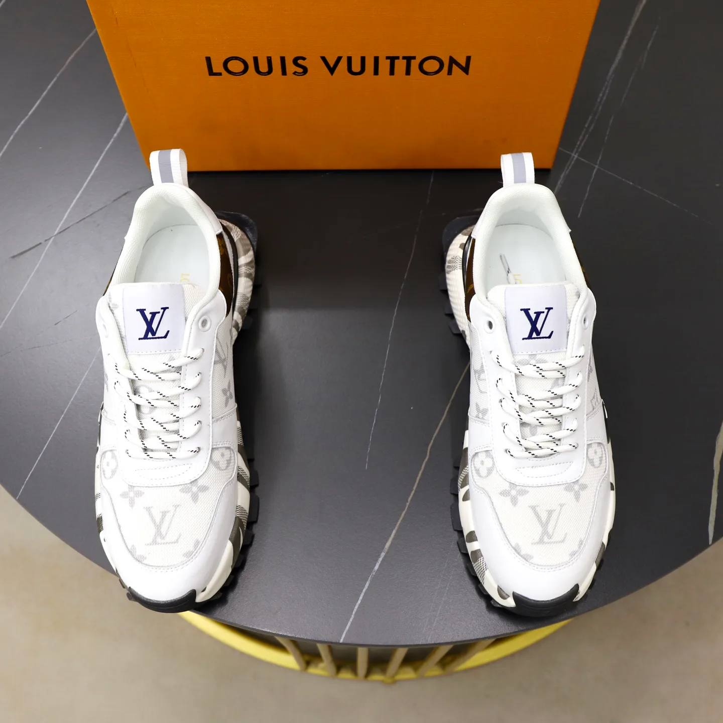 Men's Sneakers LOUIS VUITTON 18516257