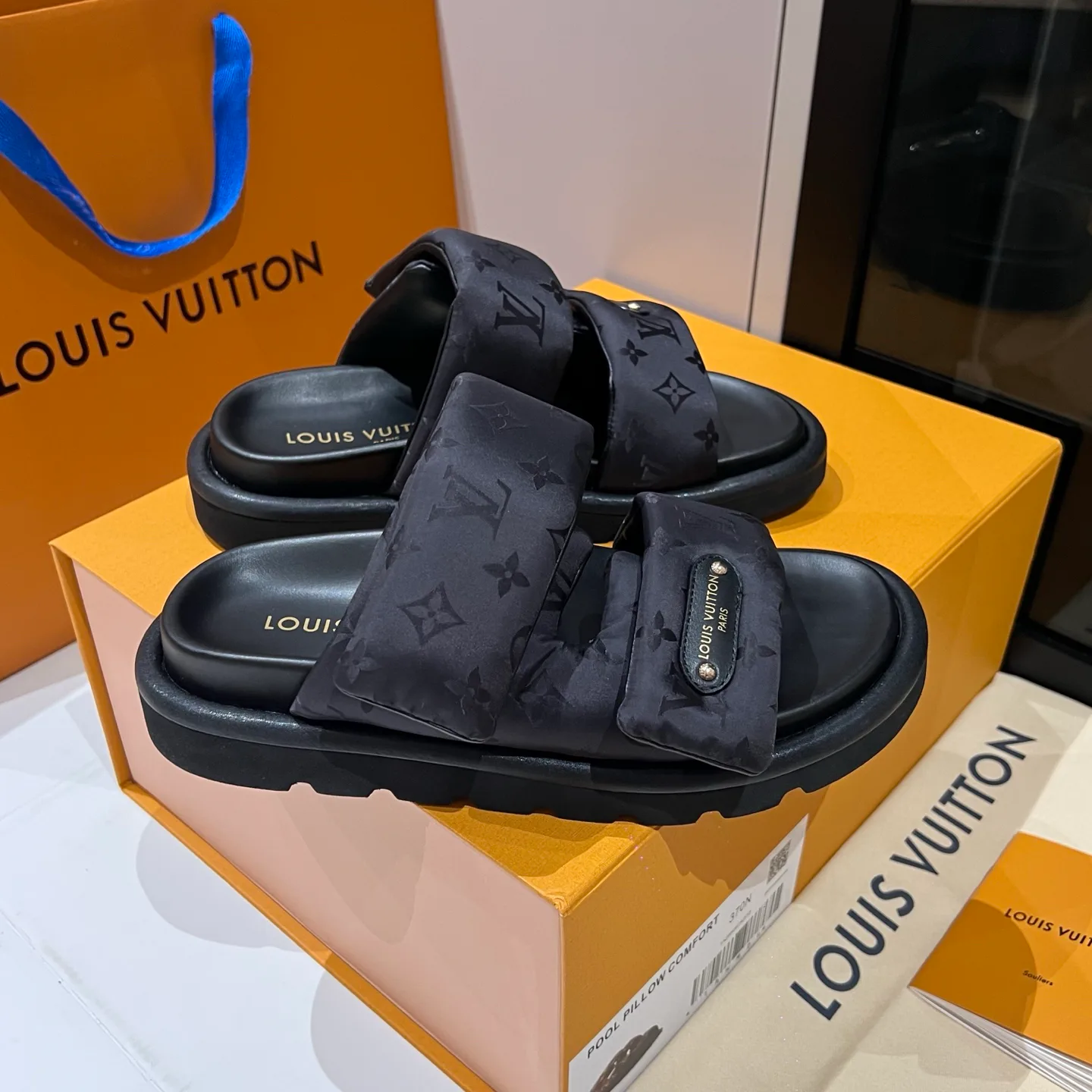 Women's Flip-Flops LOUIS VUITTON 17608439