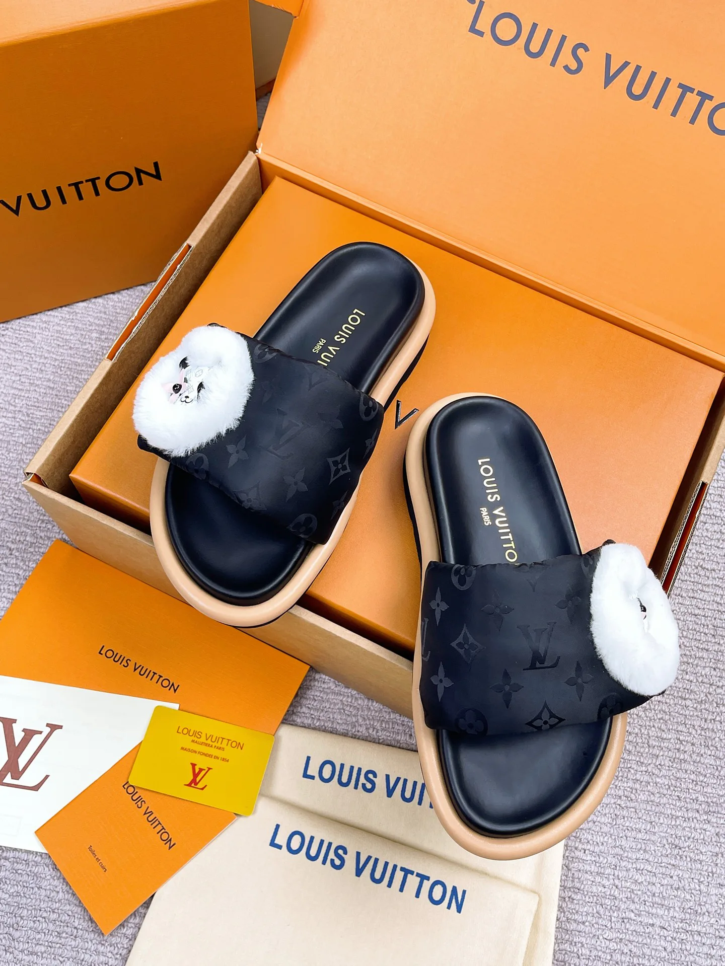 Women's Flip-Flops LOUIS VUITTON 18142869