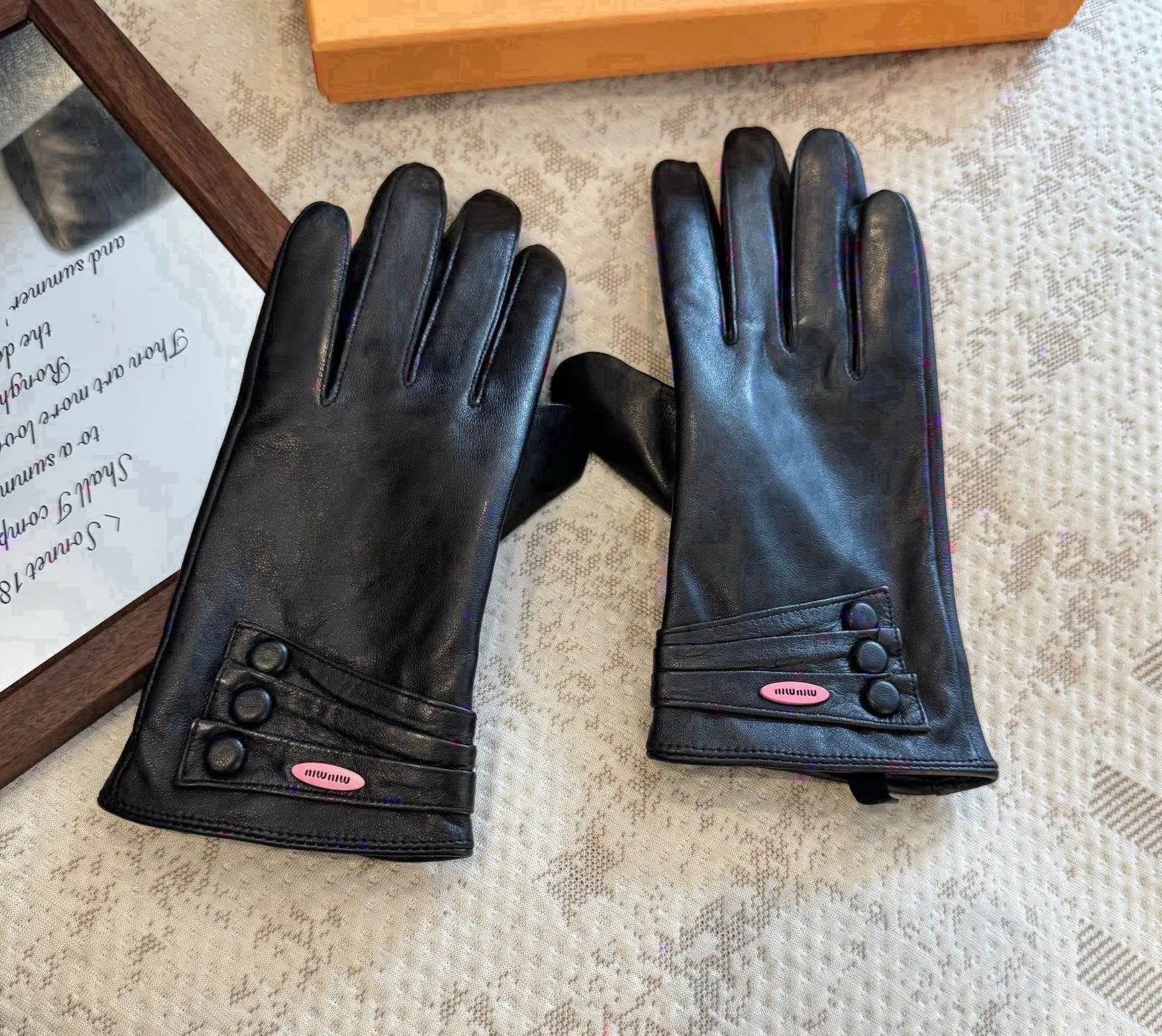 Gloves MIU MIU 18003529