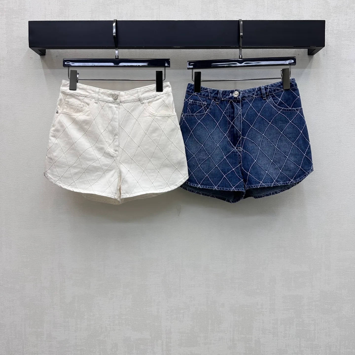 Women's Shorts CHANEL 17737786