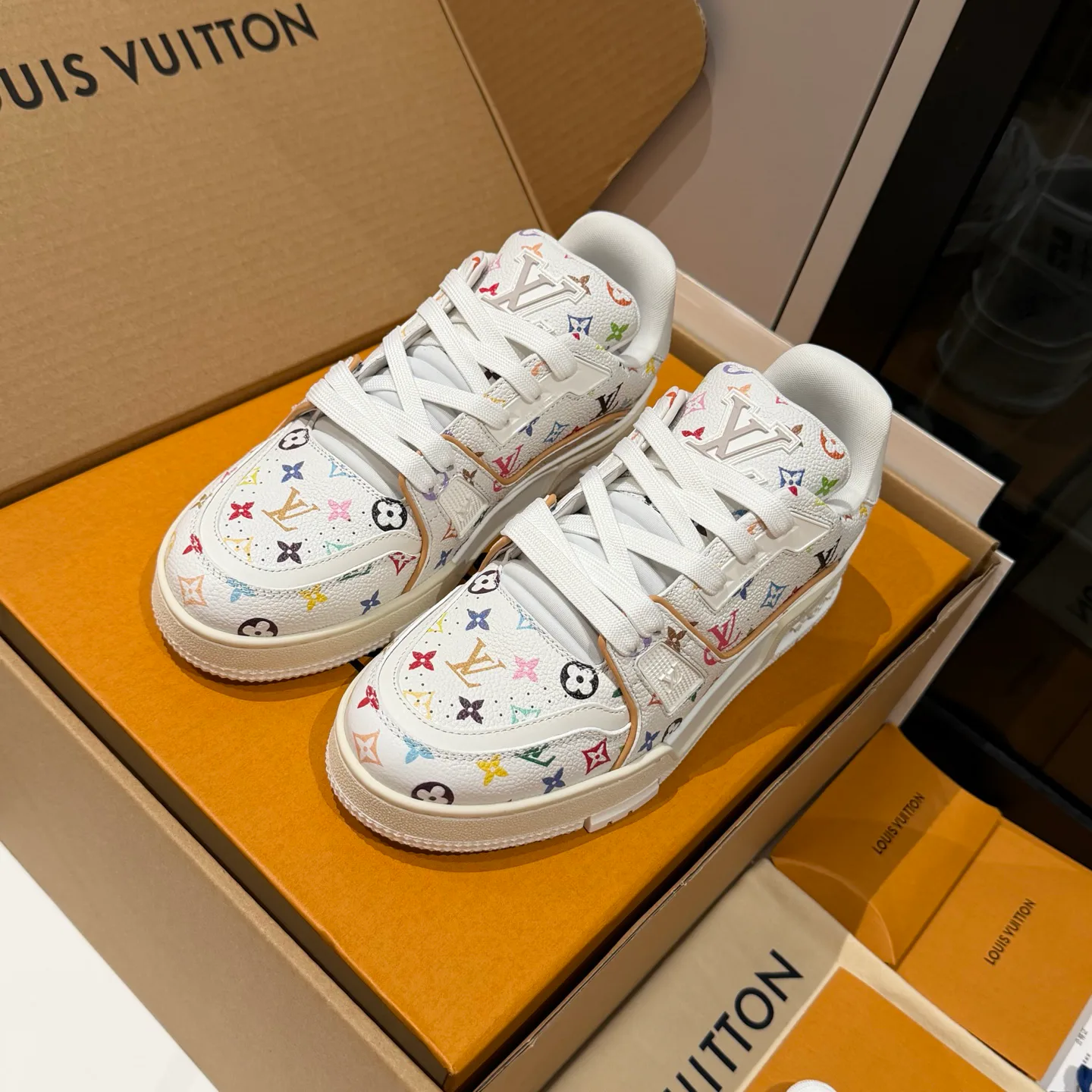 Women's Sneakers LOUIS VUITTON 18121549