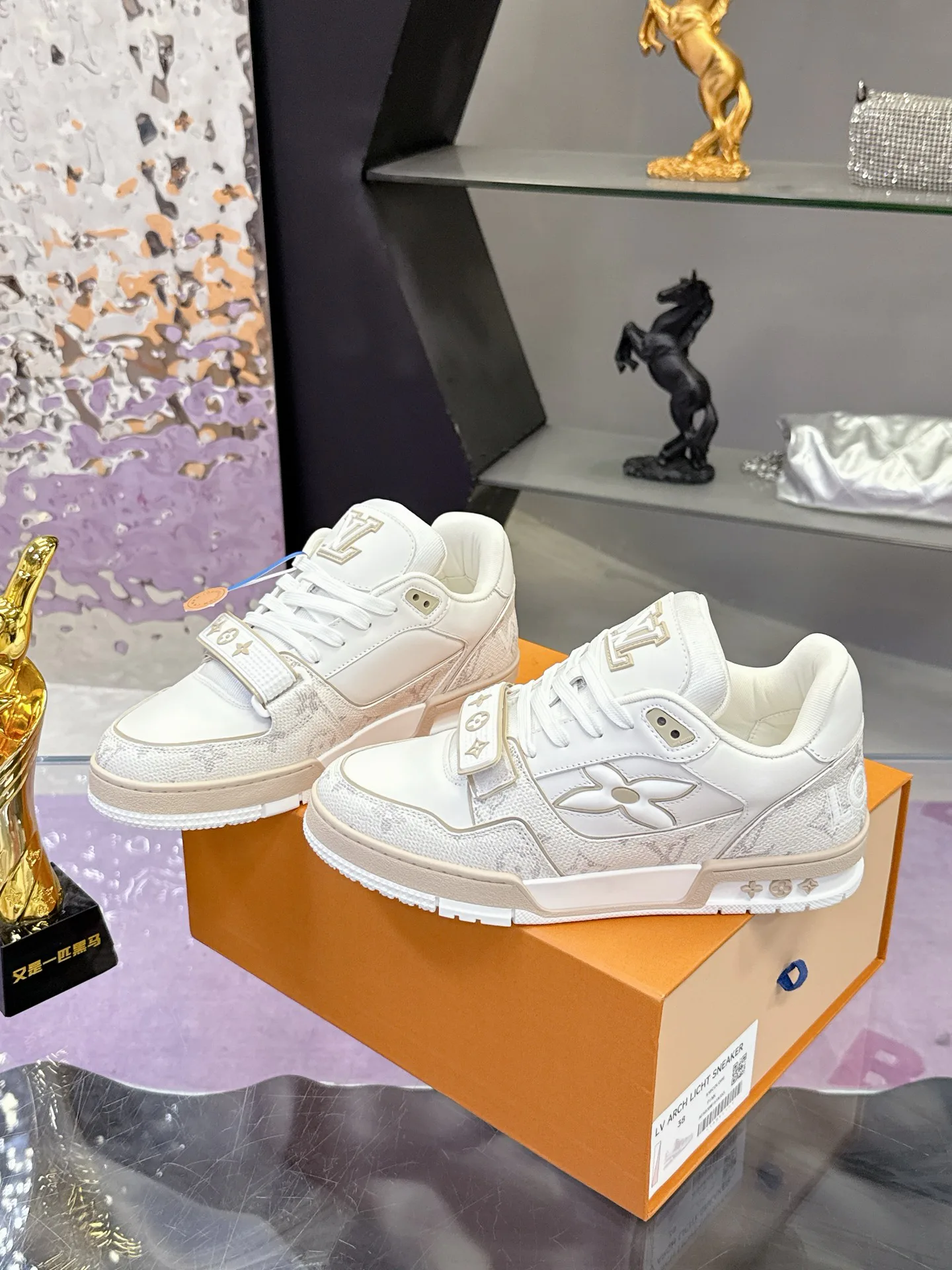 Men's Sneakers LOUIS VUITTON 17740576