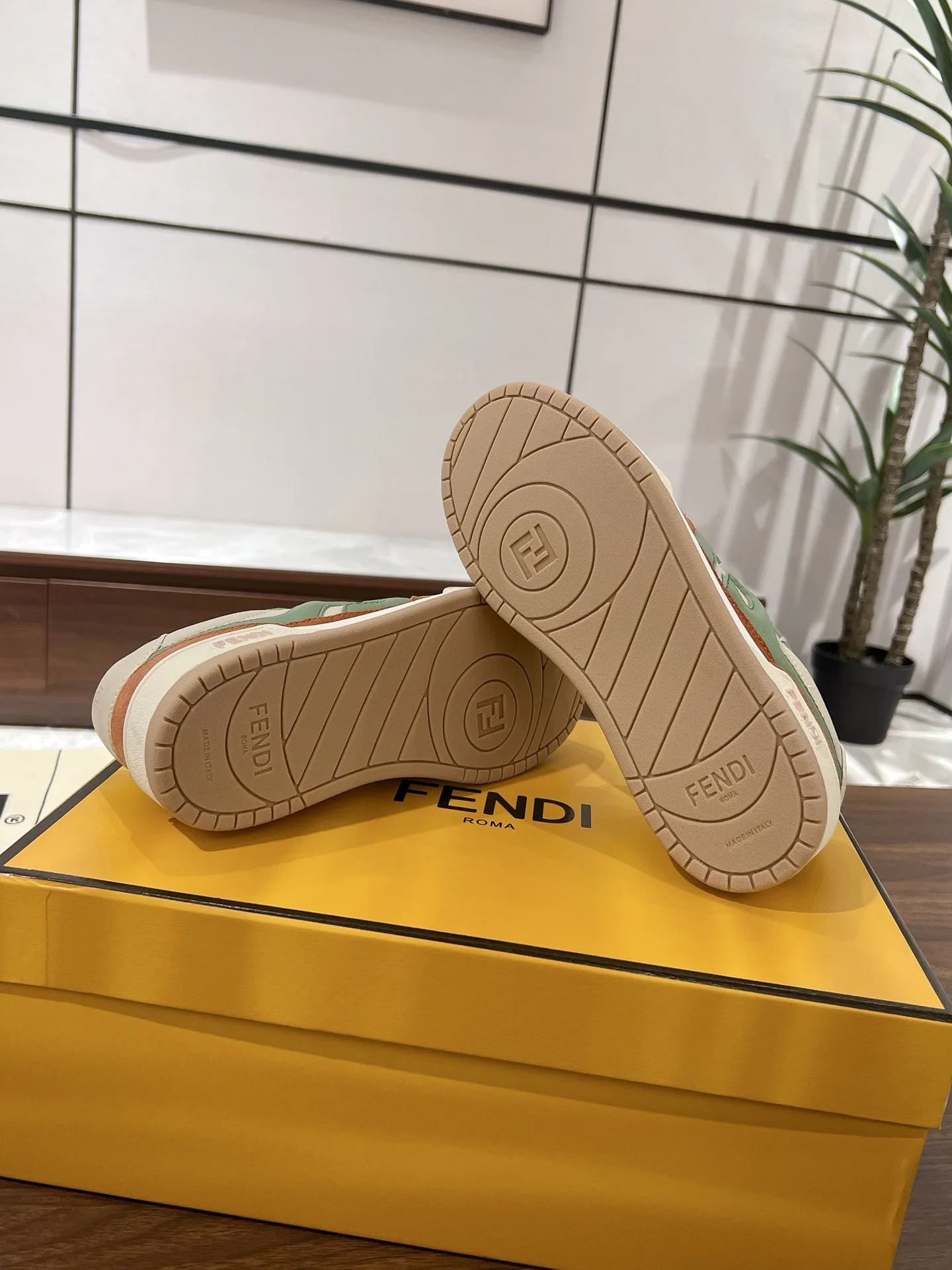 Women's Sneakers FENDI 18219601