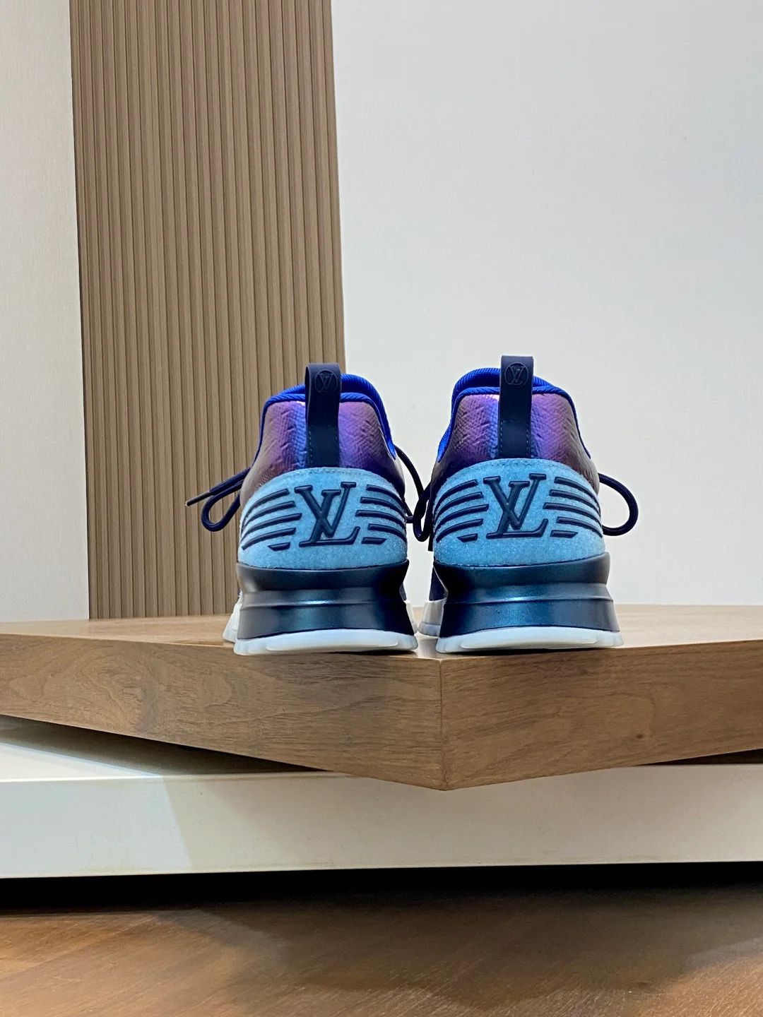 Men's Sneakers LOUIS VUITTON 18078937