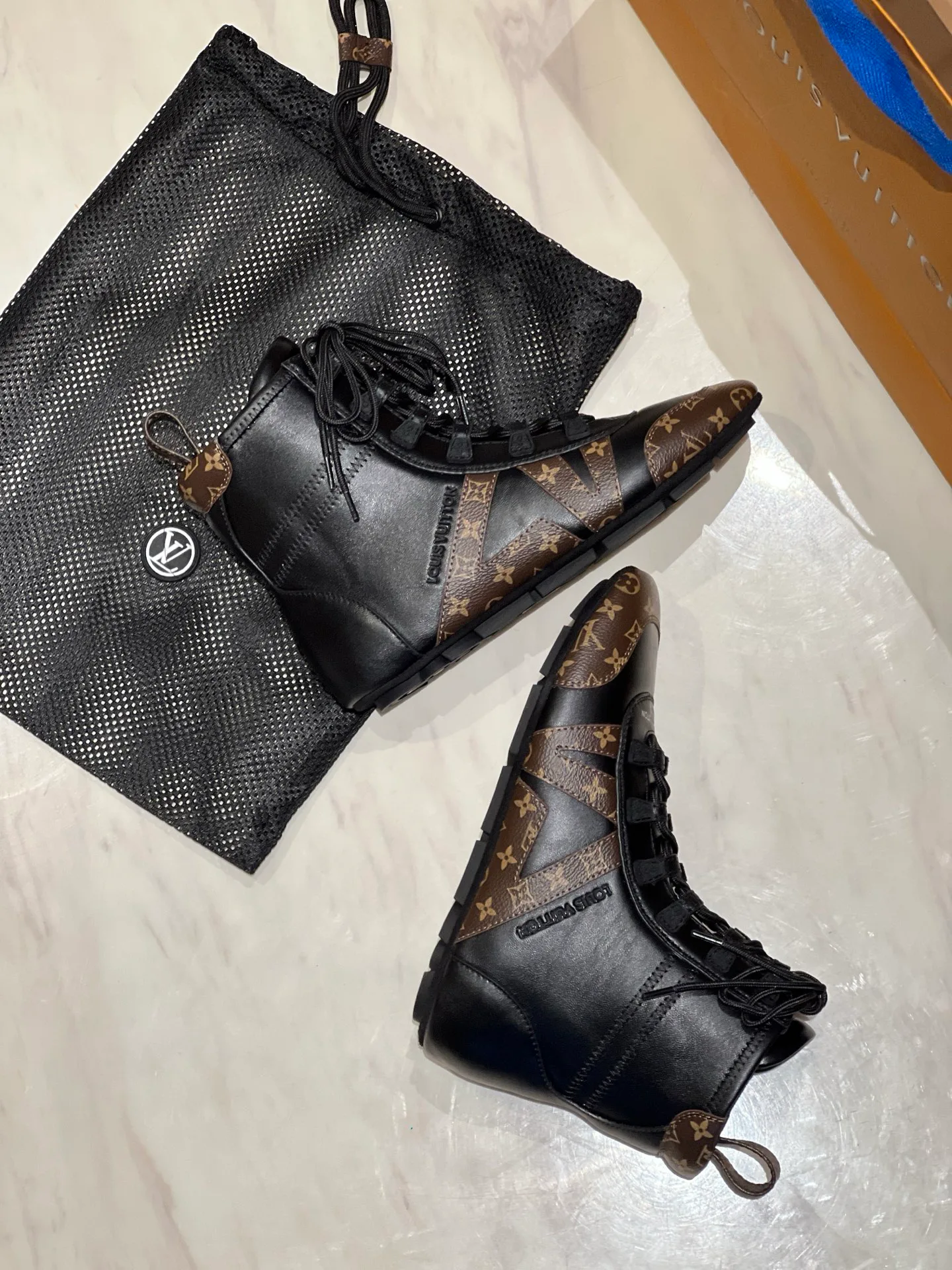 Women's Sneakers LOUIS VUITTON 18194174