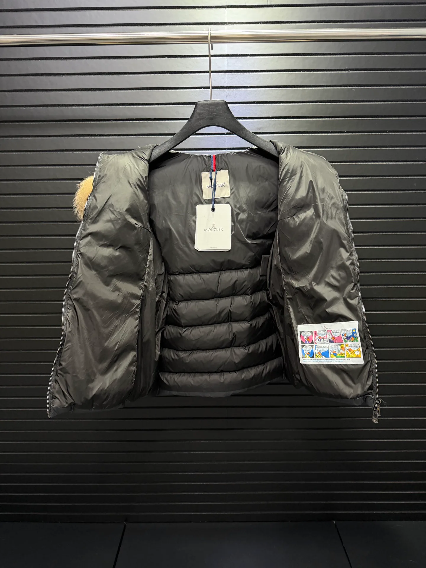 Women's Jackets And Down Jackets MONCLER 17829901