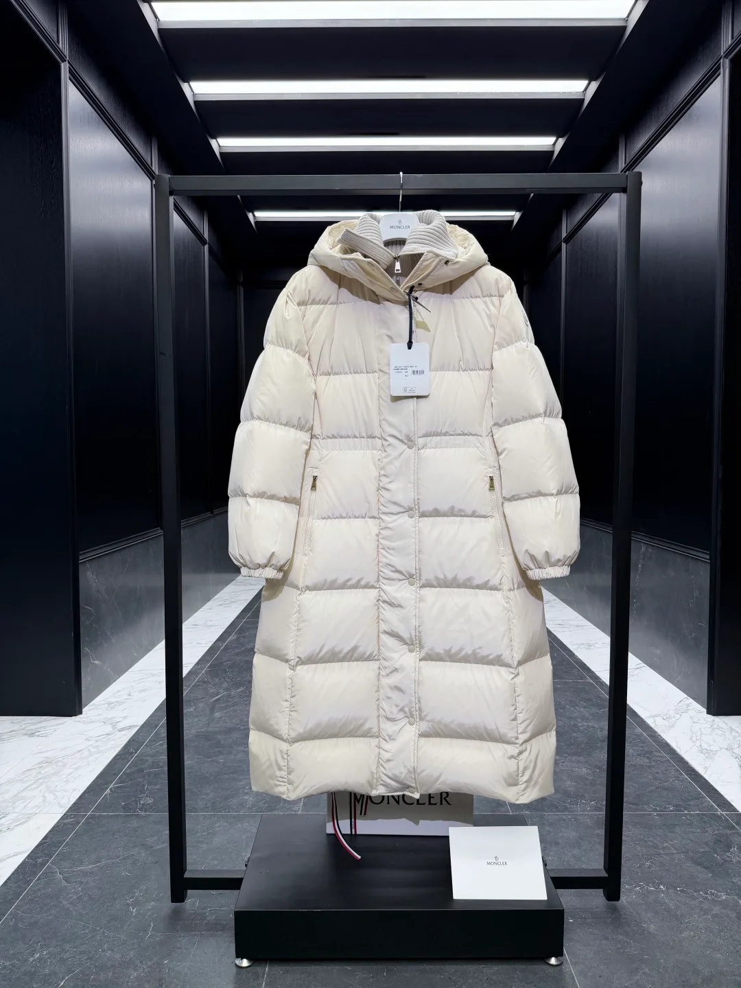 Women's Jackets And Down Jackets MONCLER 18528306