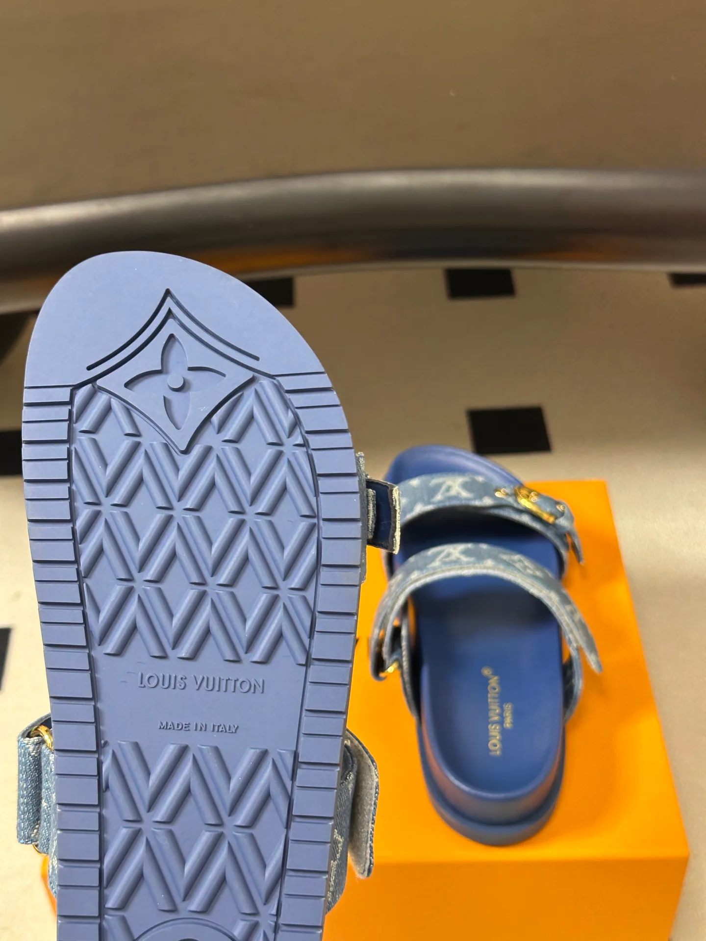 Women's Flip-Flops LOUIS VUITTON 18049597