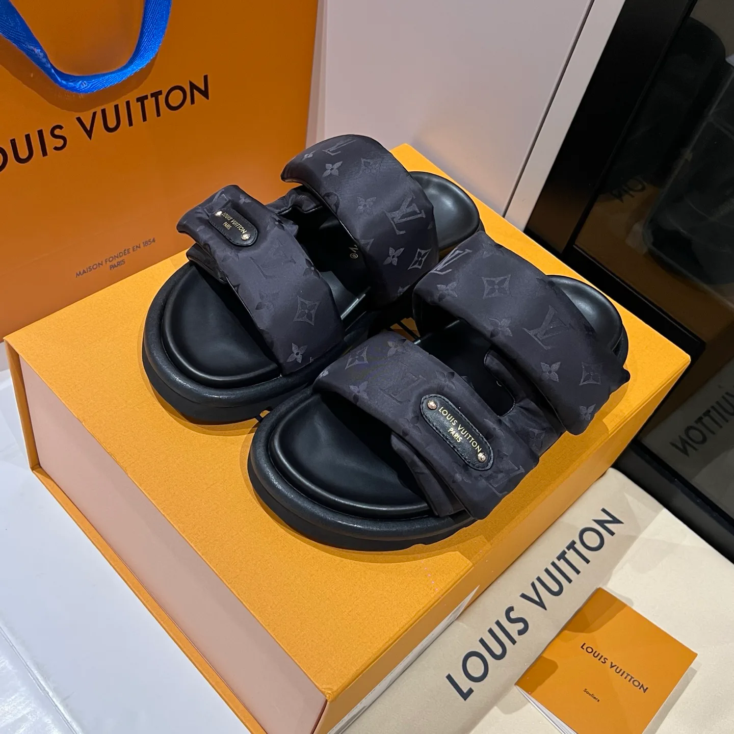 Women's Flip-Flops LOUIS VUITTON 17608439