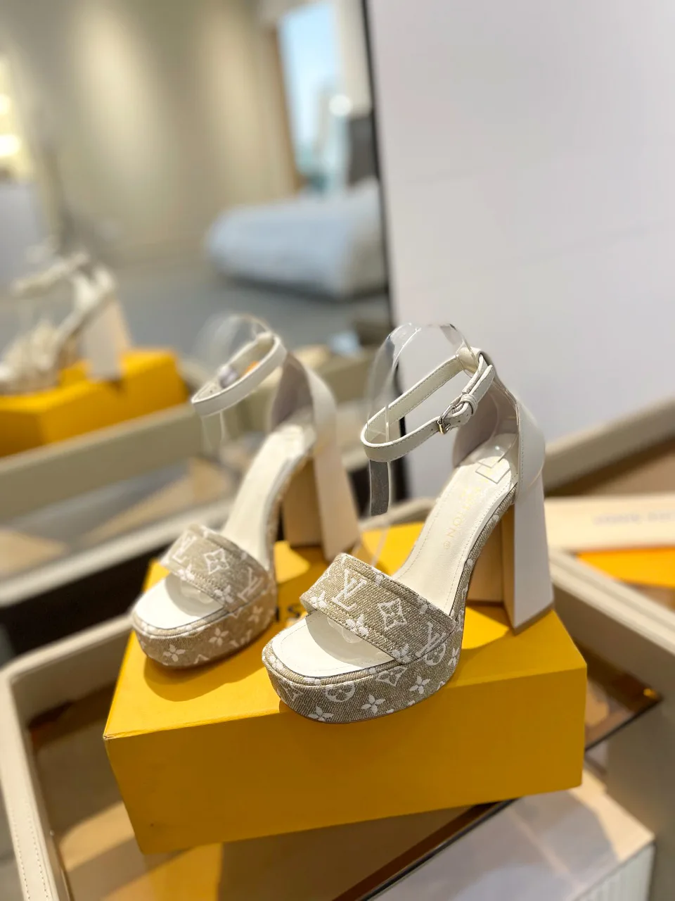 Women's Open-Toe Sandals LOUIS VUITTON 17946840