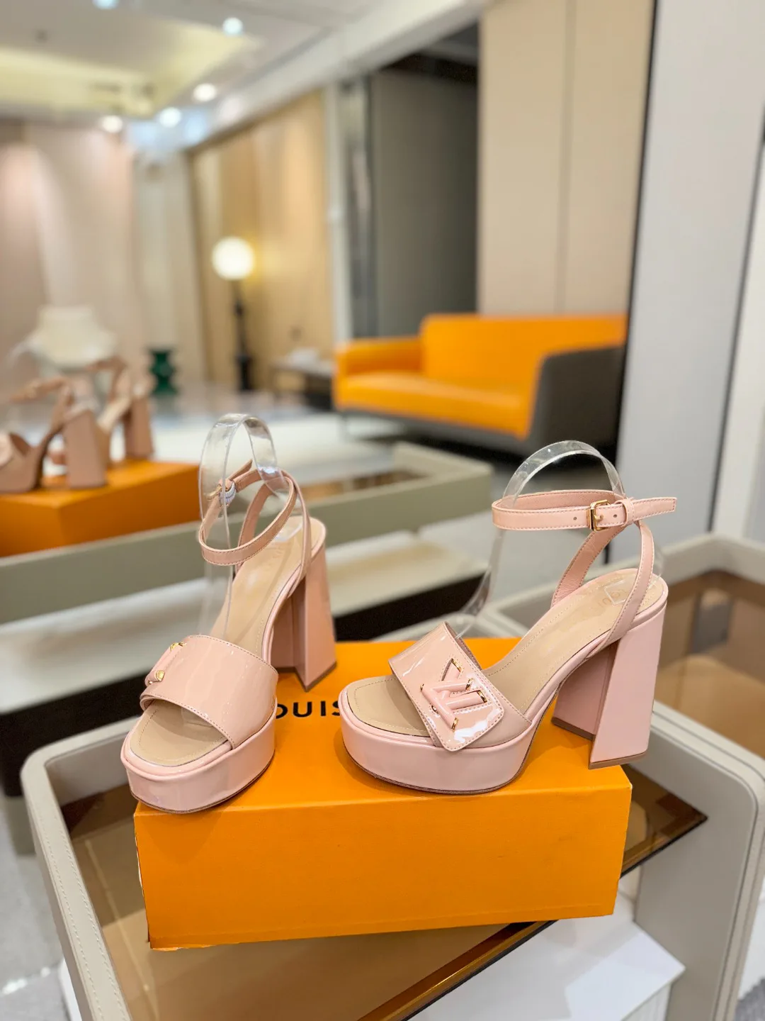 Women's Open-Toe Sandals LOUIS VUITTON 17946857