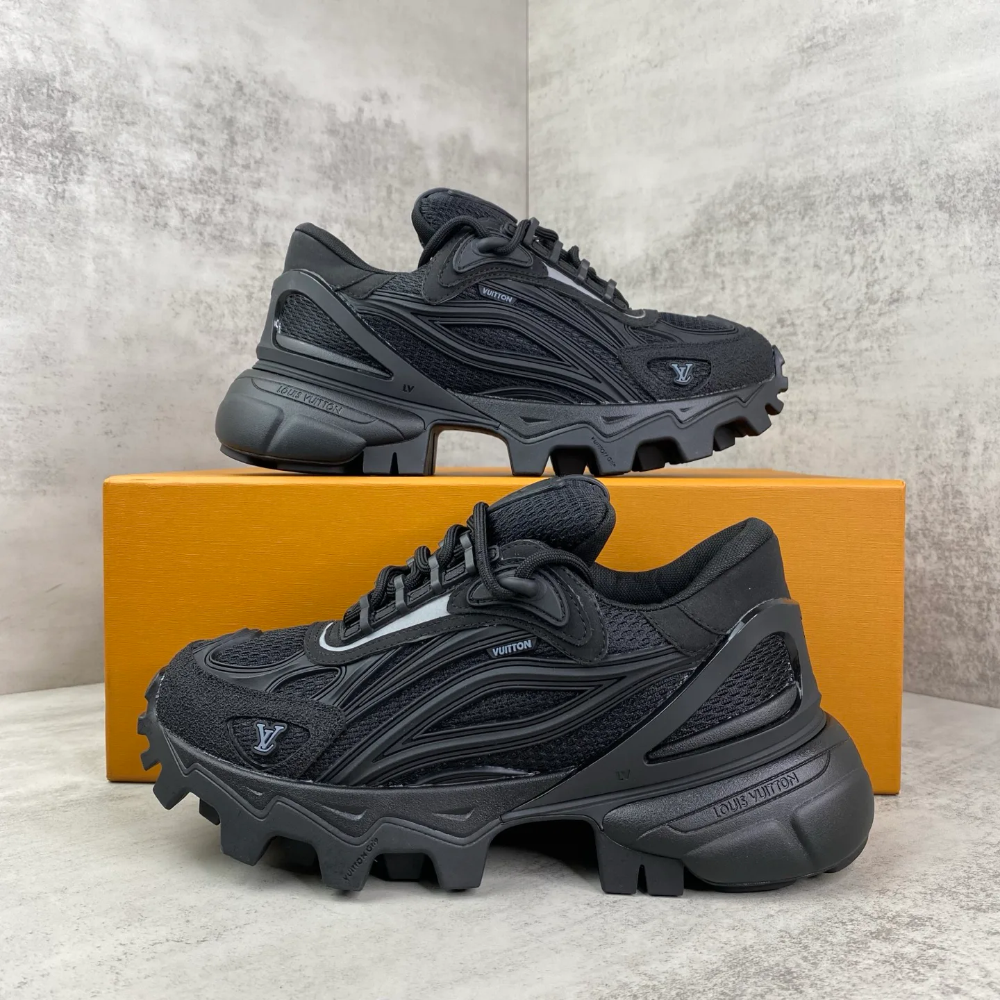 Women's Sneakers LOUIS VUITTON 18039583