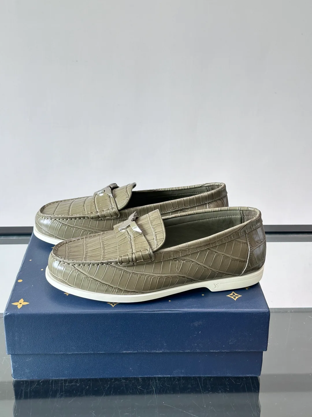 Men's Loafers And Dress Shoes LOUIS VUITTON 18118562
