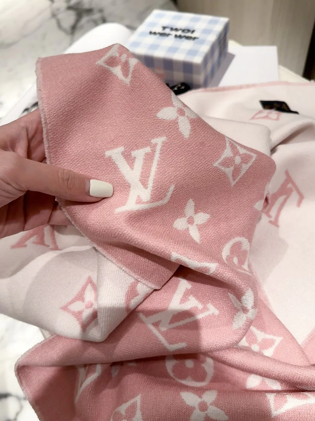 Scarves LOUIS VUITTON 18322601